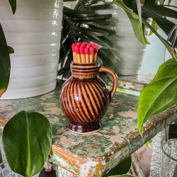 ZAPAŁKI W BRĄZOWYM PĘKATYM NACZYNKU