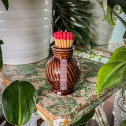 ZAPAŁKI W BRĄZOWYM PĘKATYM NACZYNKU