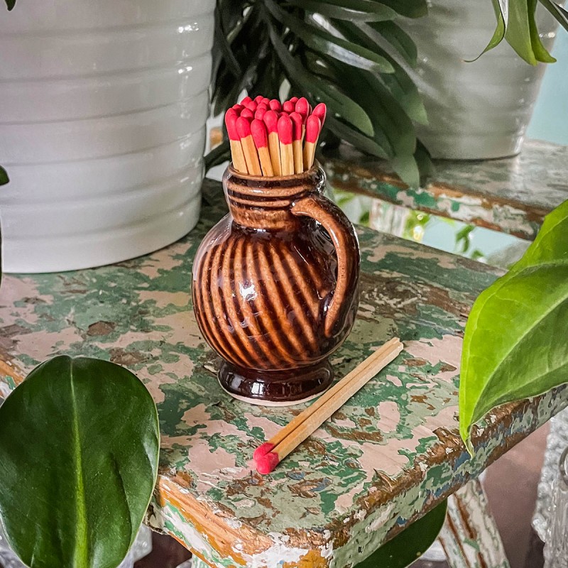 ZAPAŁKI W BRĄZOWYM PĘKATYM NACZYNKU